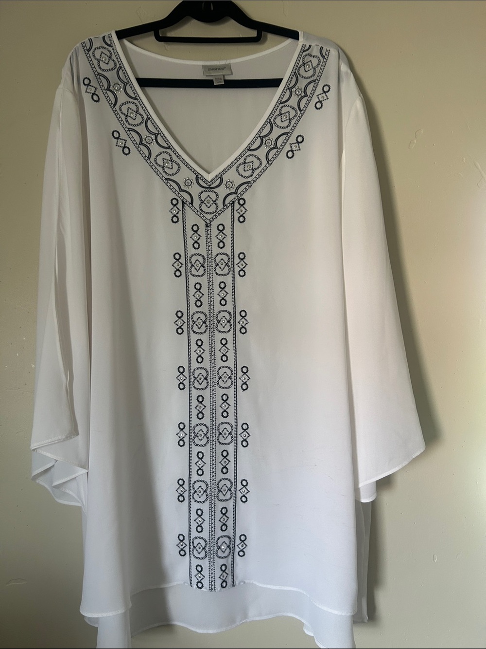 Avenue Woman’s White Tunic with Black Geometric Embroidery Sz 26/28